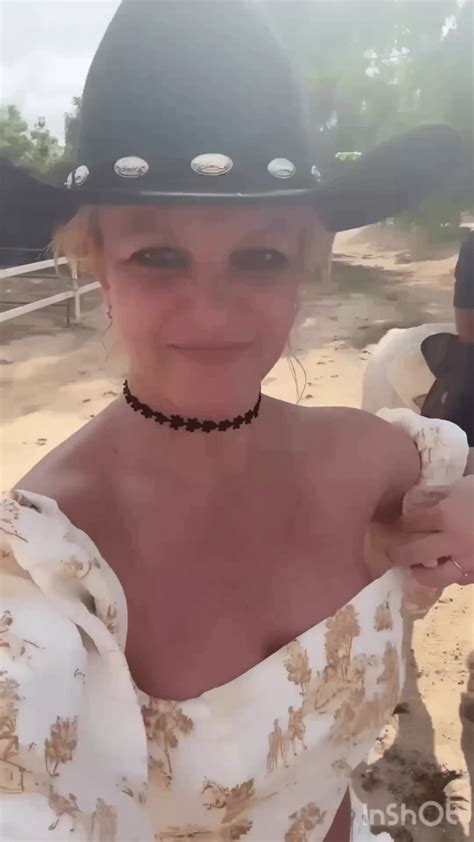 britney spears horseback topless|Britney Spears goes horseback riding TOPLESS in the desert。